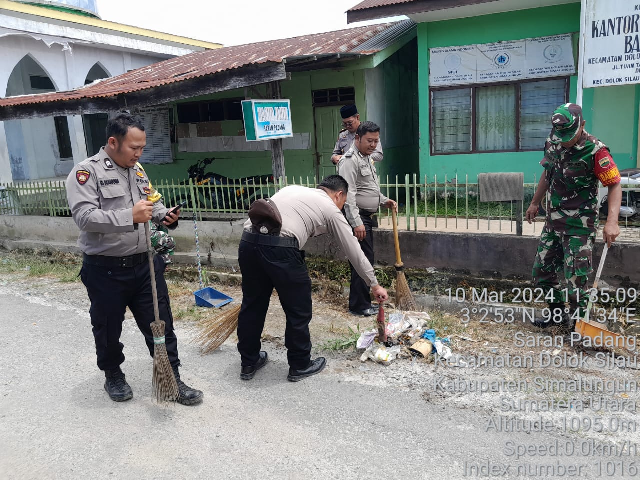 Kapolsek dan Babinsa Dolok Silau Gelar Bakti Sosial Gotong Royong di Masjid JAMIQ