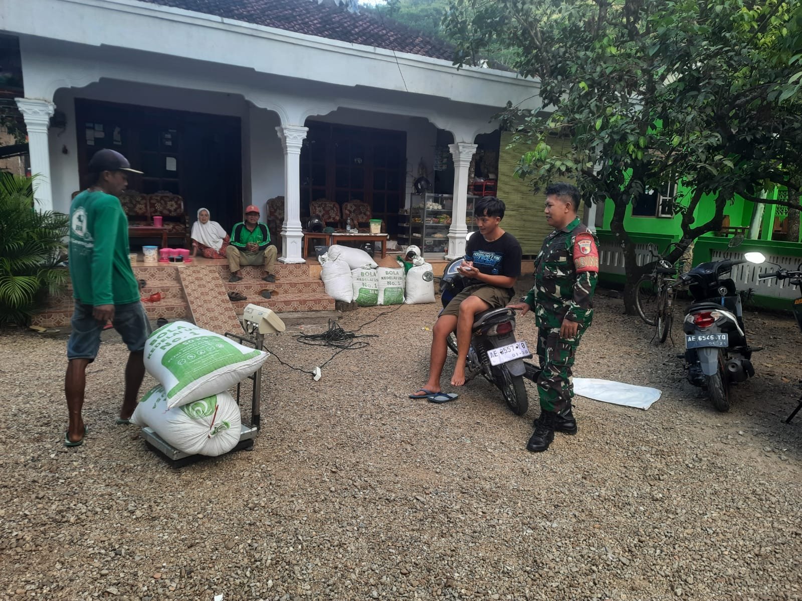 TNI Terus Kawal Serapan Gabah di Pacitan