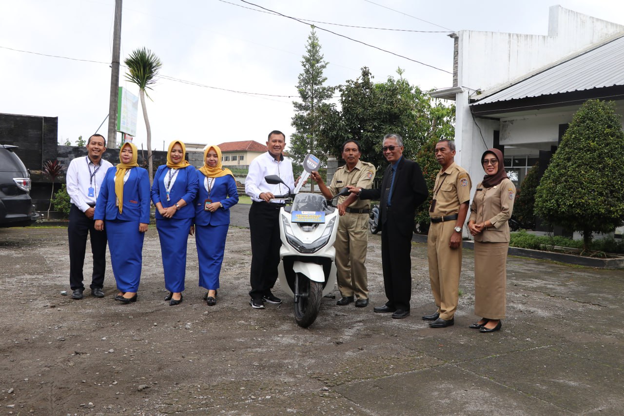 Perangkat Desa Sutrisno Pemenang Undian Motor Honda PCX dari Bank Daerah Karanganyar