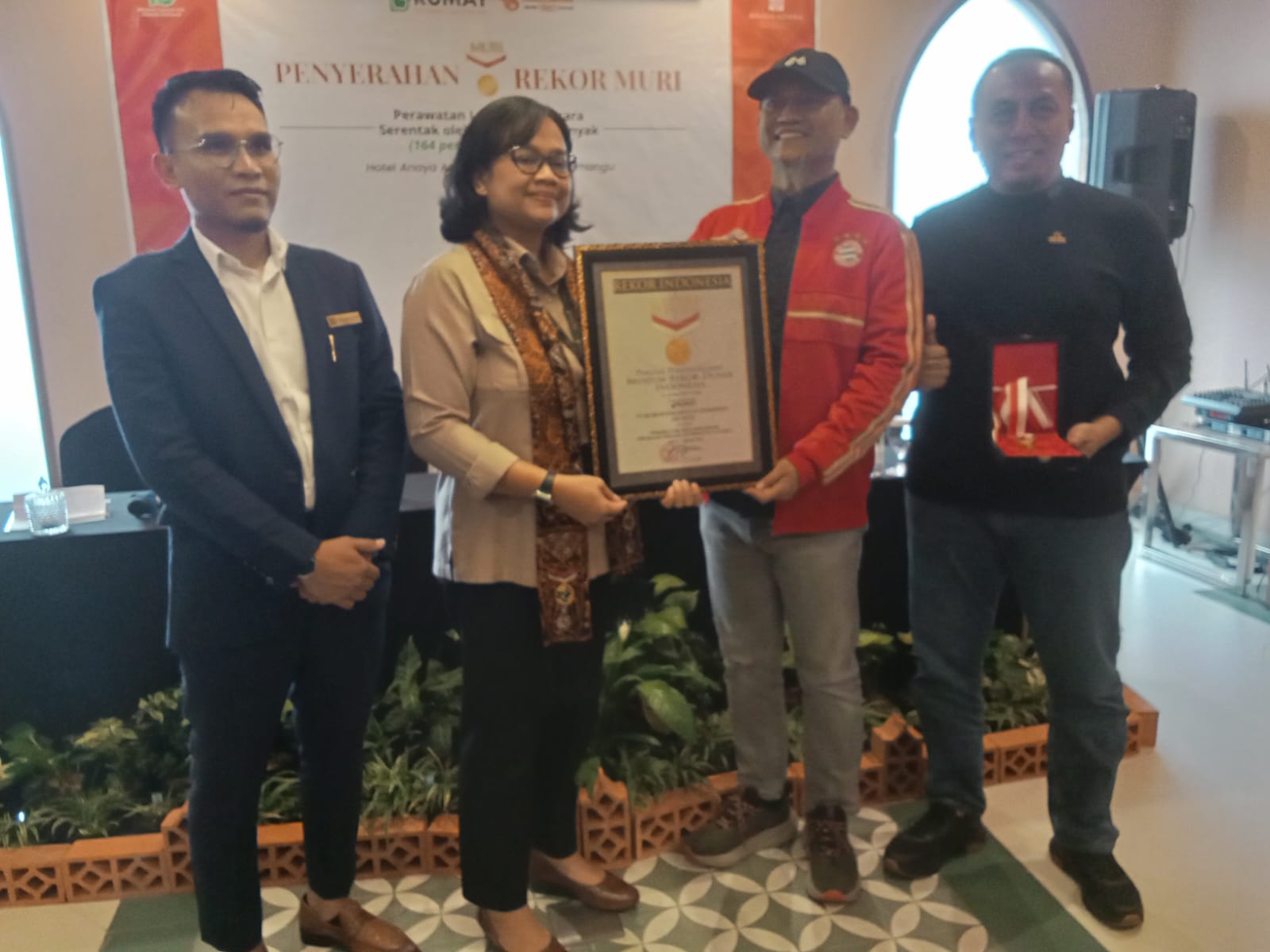 RUMAT Raih Rekor MURI: Perawatan Luka Kalus Serentak oleh 164 Perawat di 151 Lokasi di Indonesia