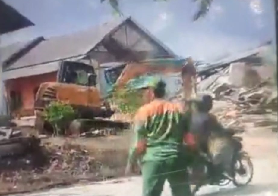 Tanpa Dipanggil Sidang, Empat Rumah Warga Bukit Pariaman Digusur Menggunakan Excavator