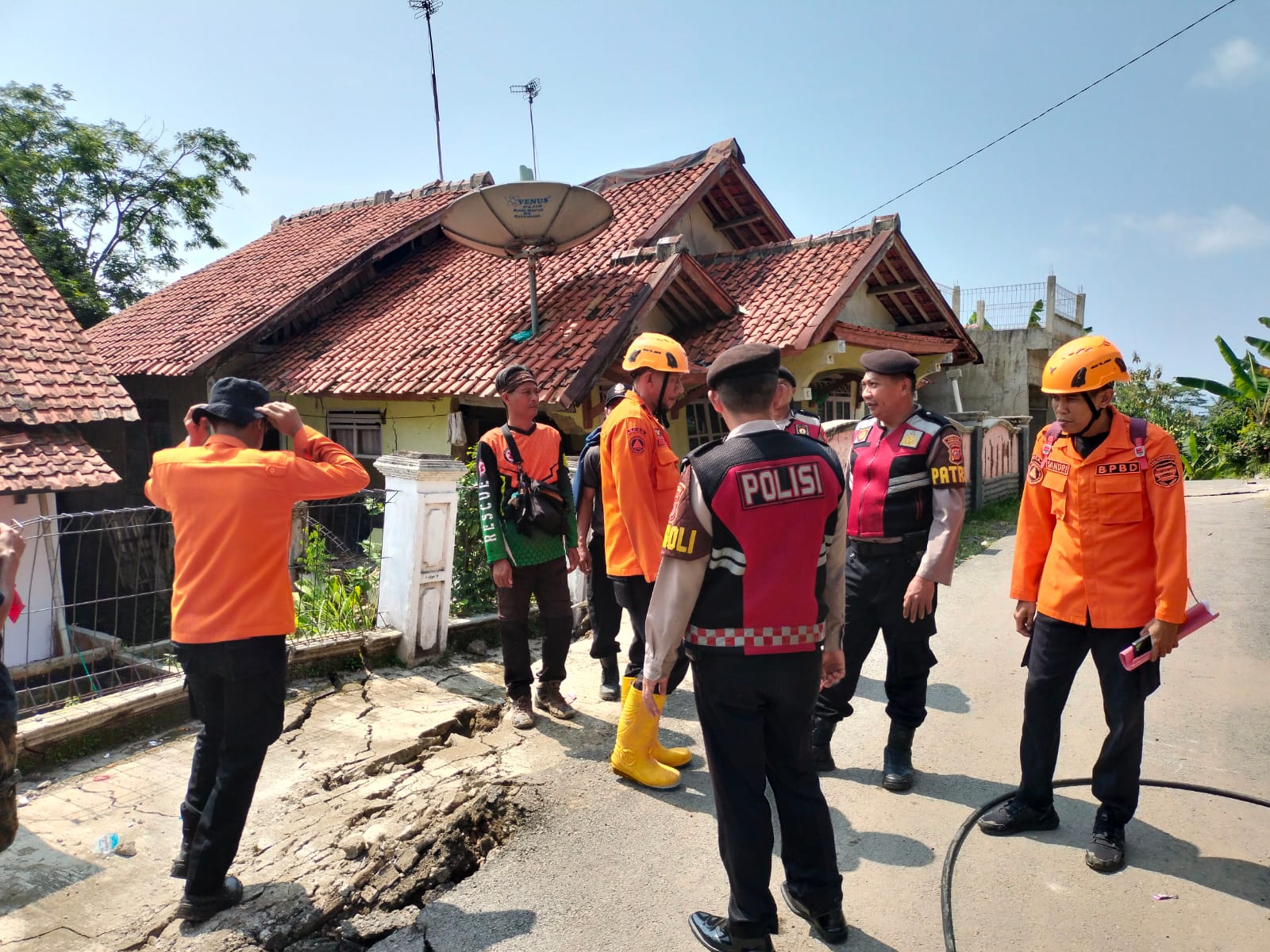  Sat Samapta Polres Purwakarta Tinjau Lokasi Bencana Alam Pergerakan Tanah