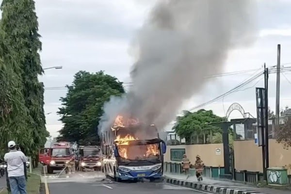 Diduga Karena Korsleting AC, Satu Unit PO Haryanto Tujuan Pati-Jogjakarta Ludes Terbakar