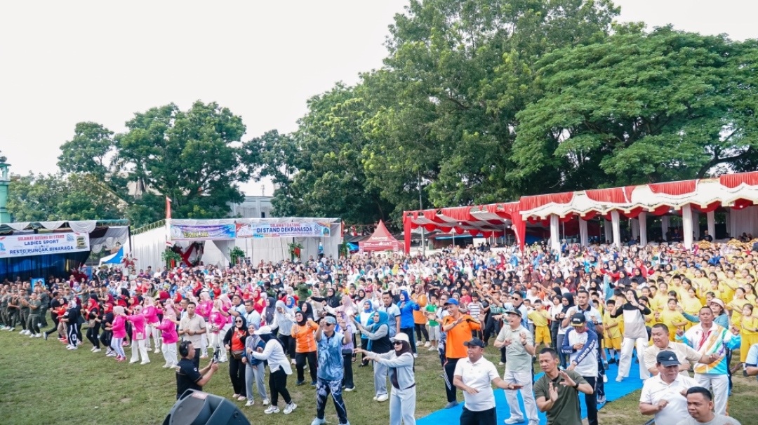 Ribuan Warga Senam Bareng Bupati, Meriahkan Rangkaian Hari Jadi ke-80 Kabupaten Labuhanbatu