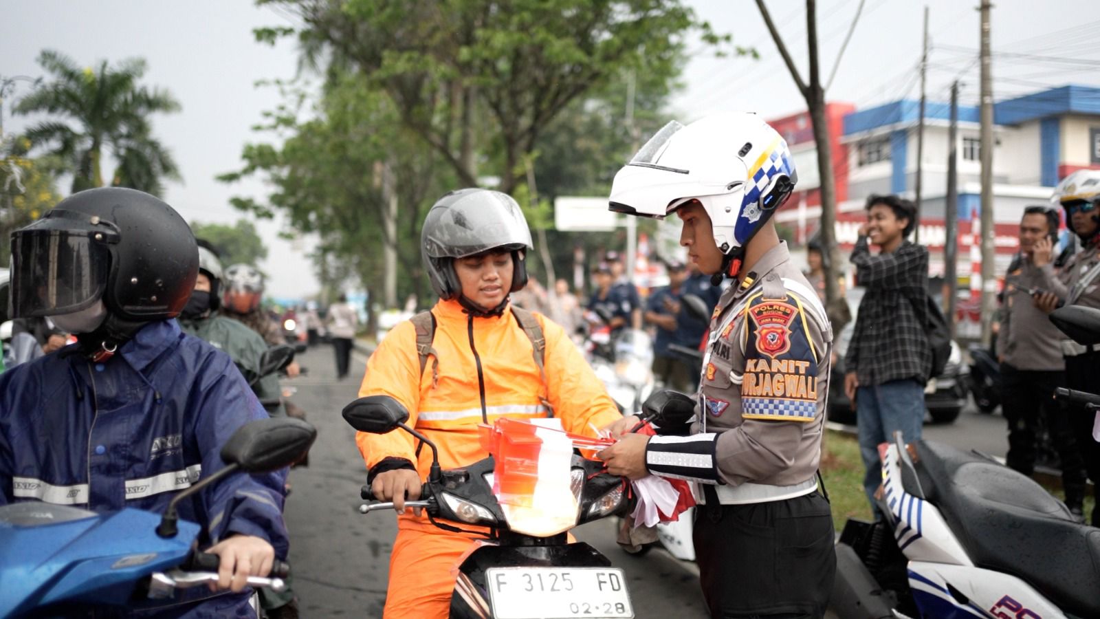 Semarak Kemerdekaan, Polres Bogor Bagikan 17.845 Bendera Merah Putih
