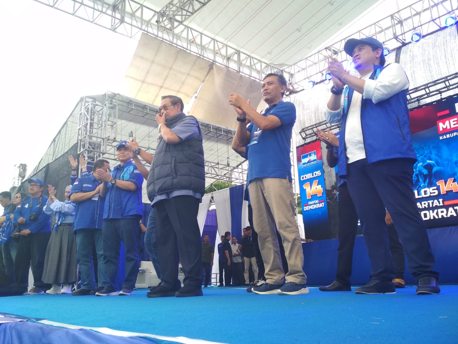 SBY Turun Gunung, Sepuluhan Ribu Warga Karanganyar Sambut SBY dan AHY