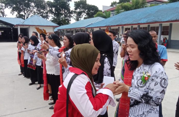 Hari Guru di SMKN 1 Siantar, H.Novri Ompusunggu Berbagi Kasih Kepada Guru