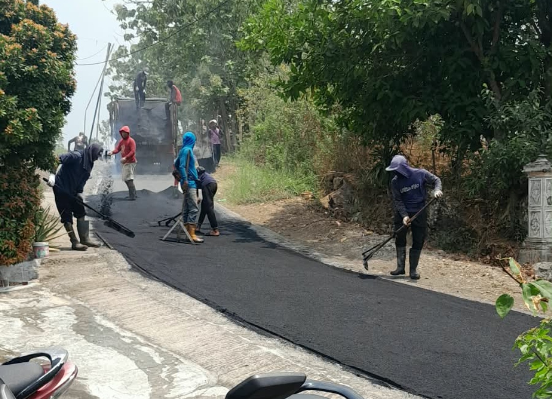 Pengaspalan Jalan 1 Kilometer di Desa Kwadungan, Banprov Dukung Pembangunan