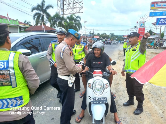 Satlantas Polres Simalungun Berbagi Bendera Merah Putih Kepada Pengendara   