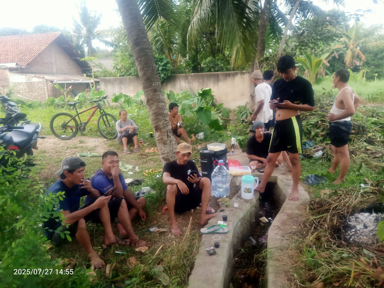 Jelang HUT RI ke-80, FKPT Tunjukkan Semangat Kebersamaan Lewat Aksi Bersih-bersih Empang untuk Lomba Mancing