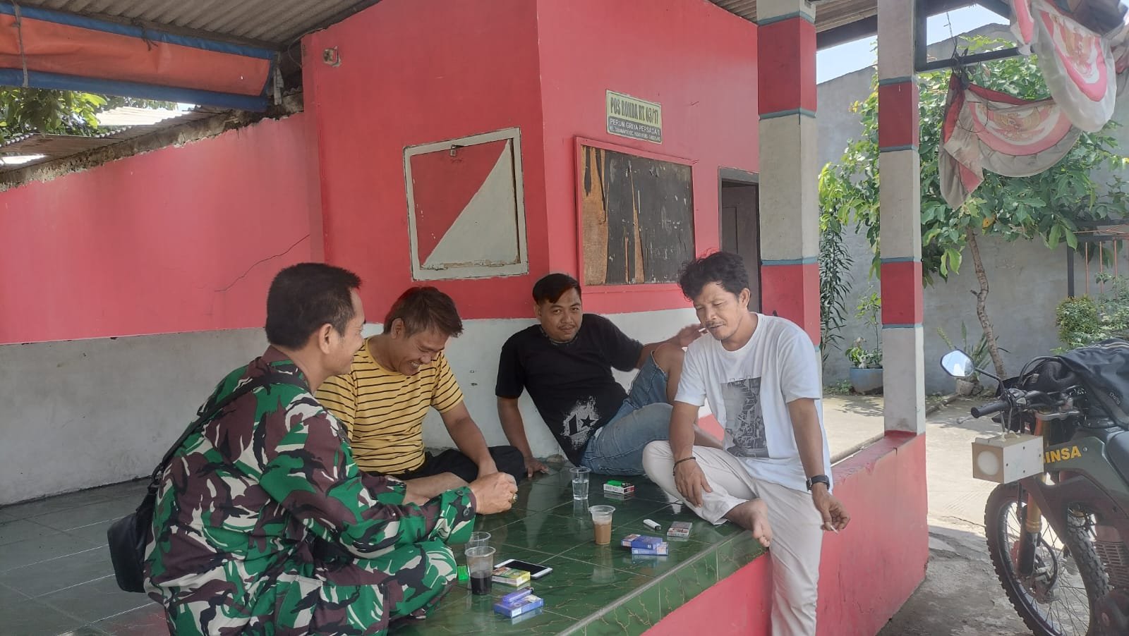 Babinsa Pasar Kemis Ajak Warga Perkuat Keamanan Lingkungan