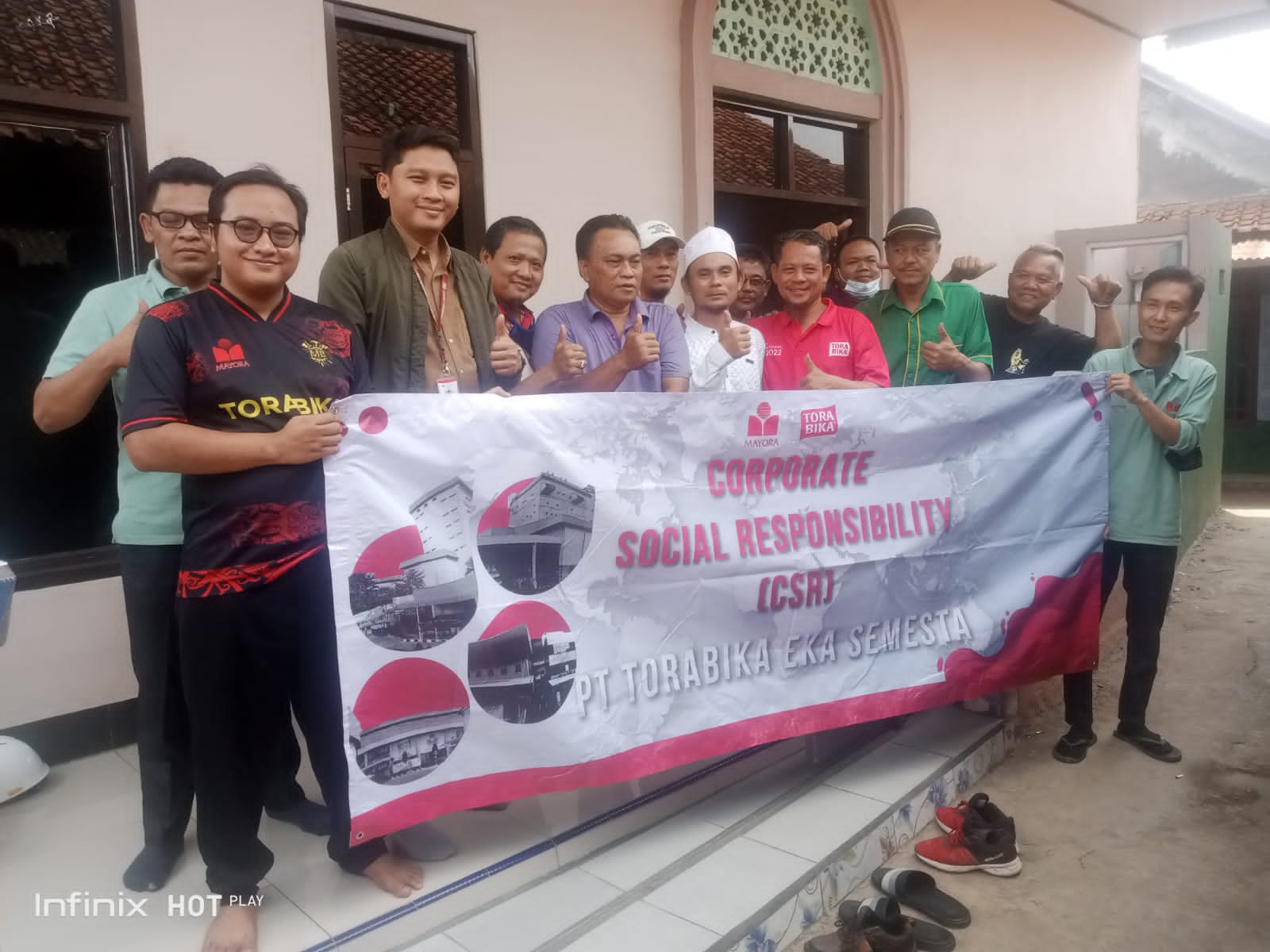 Serah Terima Bantuan Dana CSR PT Torabika Eka Semesta Kepada DKM Musholla Istisaroh