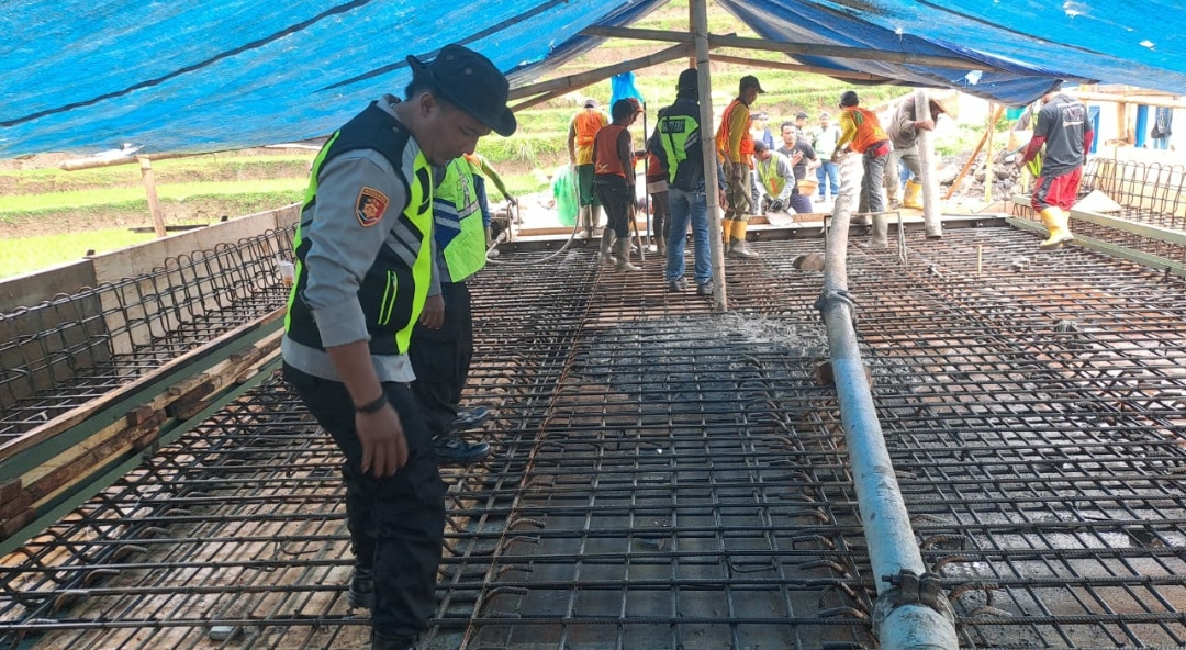 Wujut Nyata Personel Polres Karanganyar Kerja Bakti Pengecoran Jembatan Kedung Mantenan