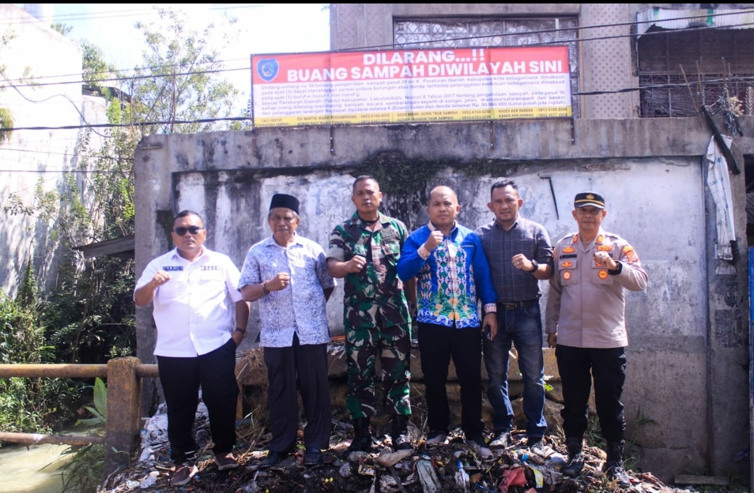 Wujudkan Labuhanbatu Bersih, DLH dan Unsur Muspika Pasang Spanduk Larangan Buang Sampah di Aek Nabara