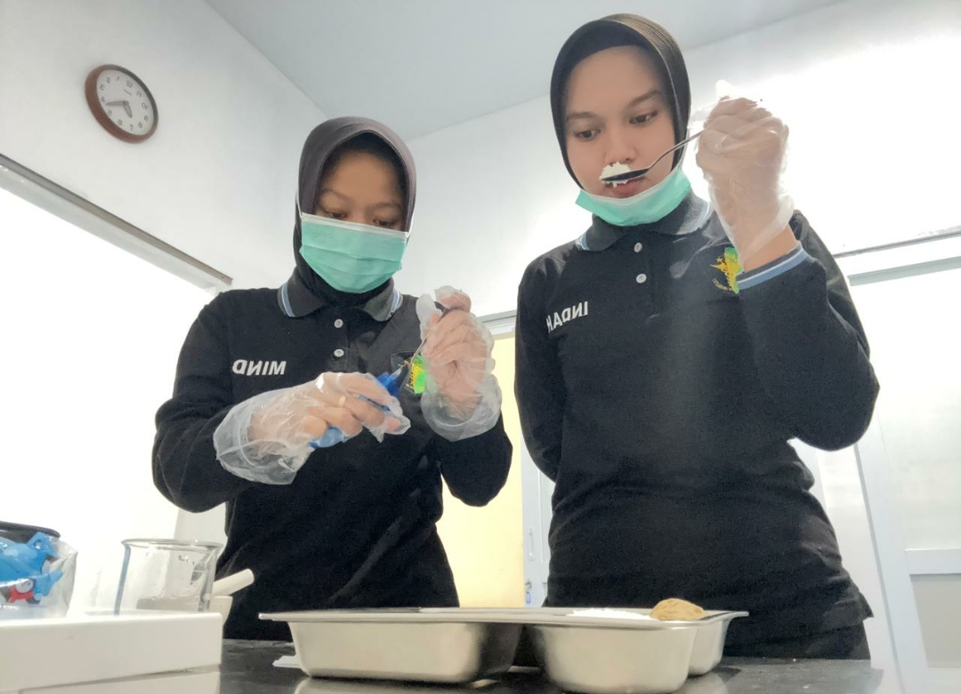 Polres Karanganyar Pastikan Keamanan Menu Santap di SPPG YKB Lewat Pemeriksaan Food Safety Pagi Hari