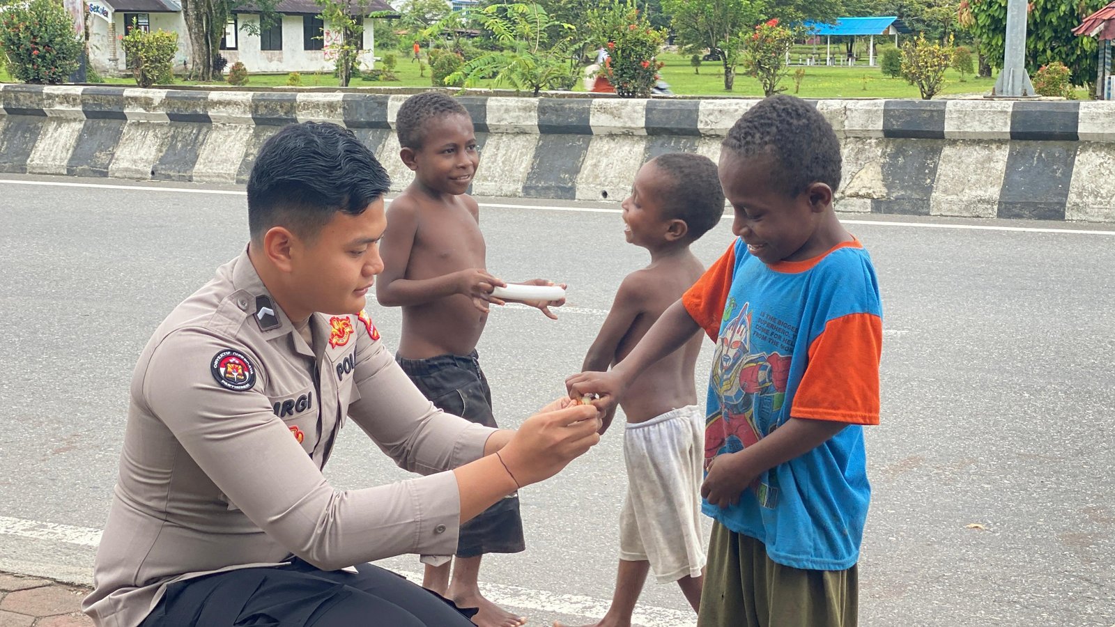 Personil Satgas Ops Damai Cartenz-2025 Sambangi Anak-anak Papua