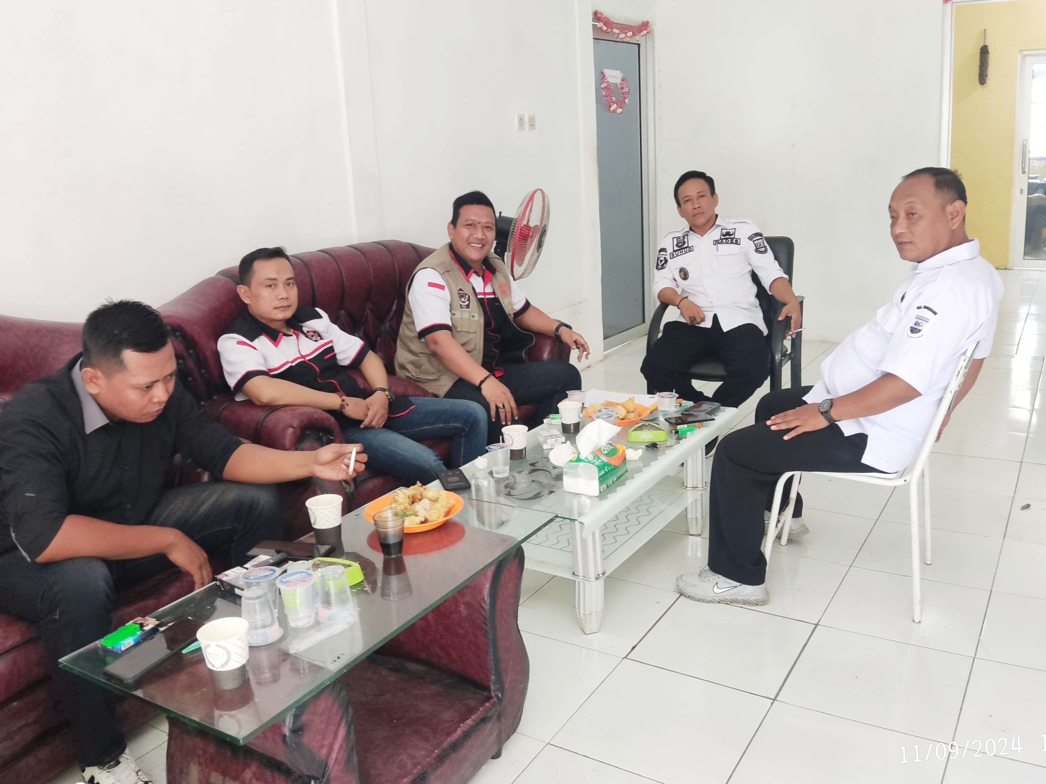 LSM GEMPUR Datangi Kantor Desa Kemiri, Kawal Realisasi Bantuan Untuk Awiti