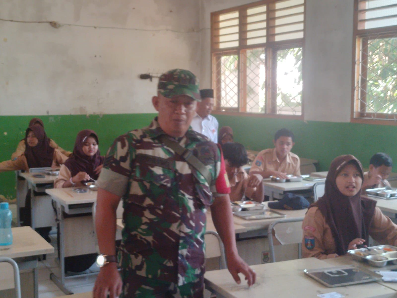 Babinsa Koramil Cisoka Monitoring Pendistribusian MBG