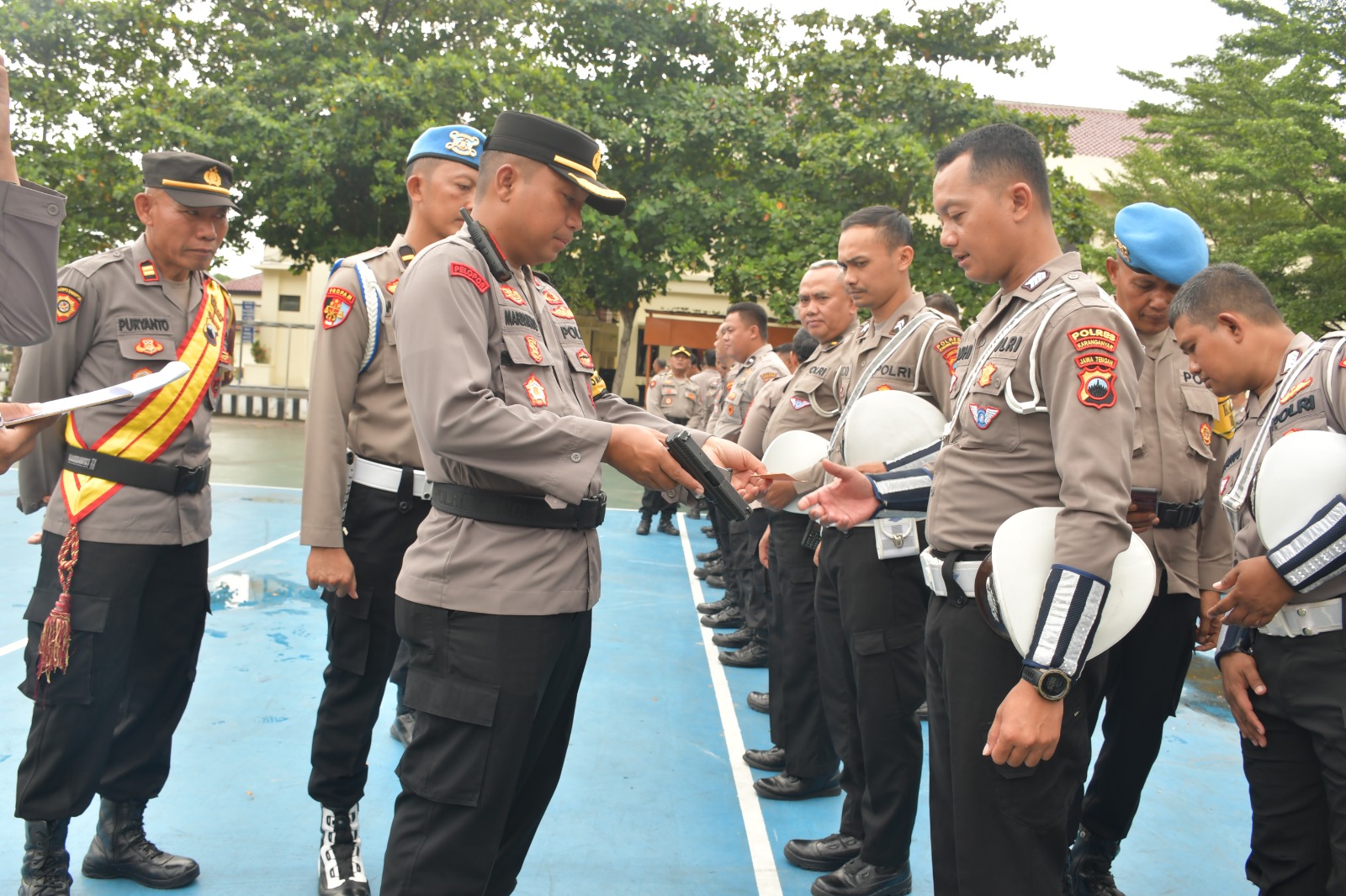 Wakapolres Karanganyar Bersama Propam Cek dan Lakukan Pemeriksaan Senjata Api Personel