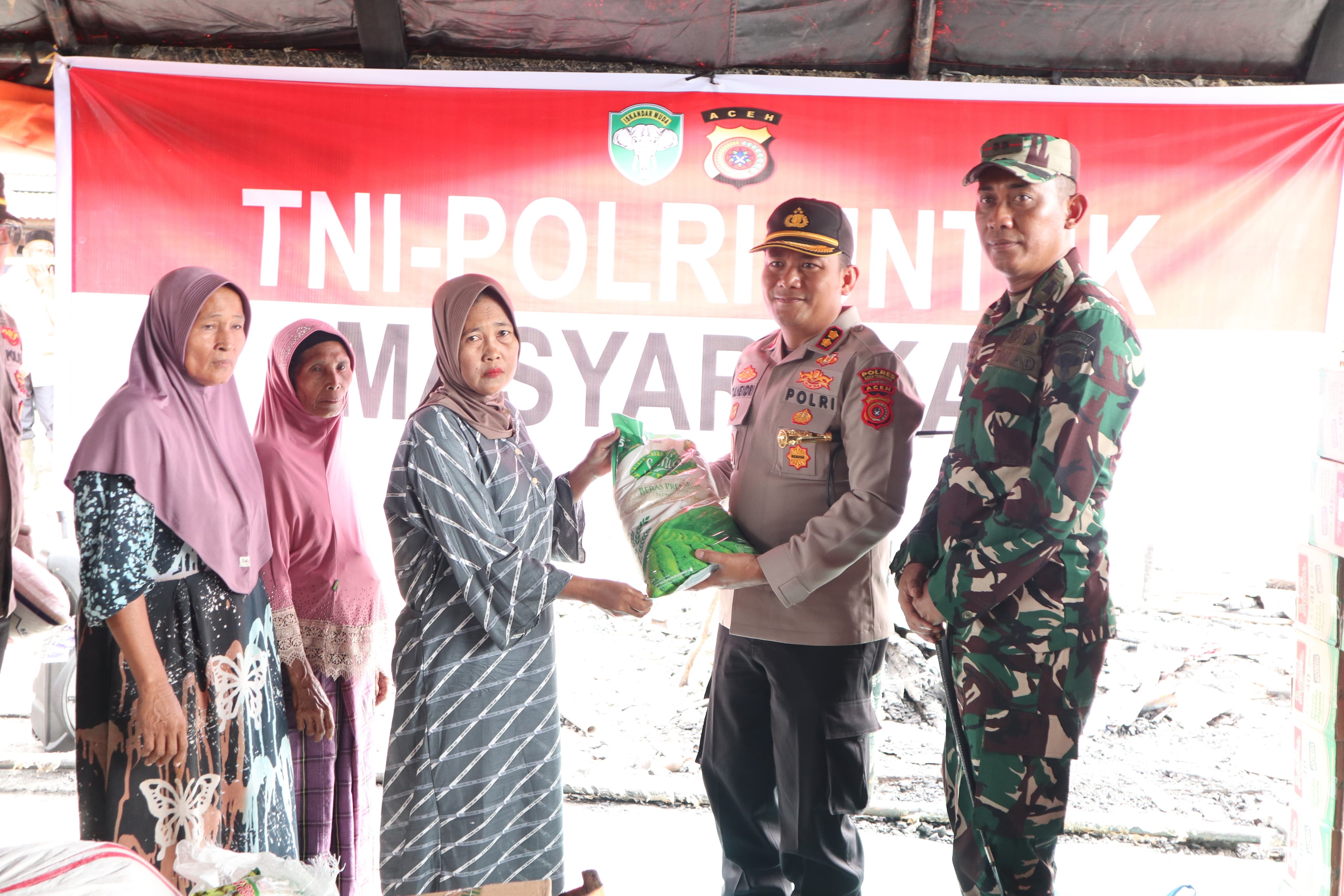 Polres Aceh Tenggara Tunjukkan Kepedulian kepada Korban Kebakaran di Desa Linge Alas