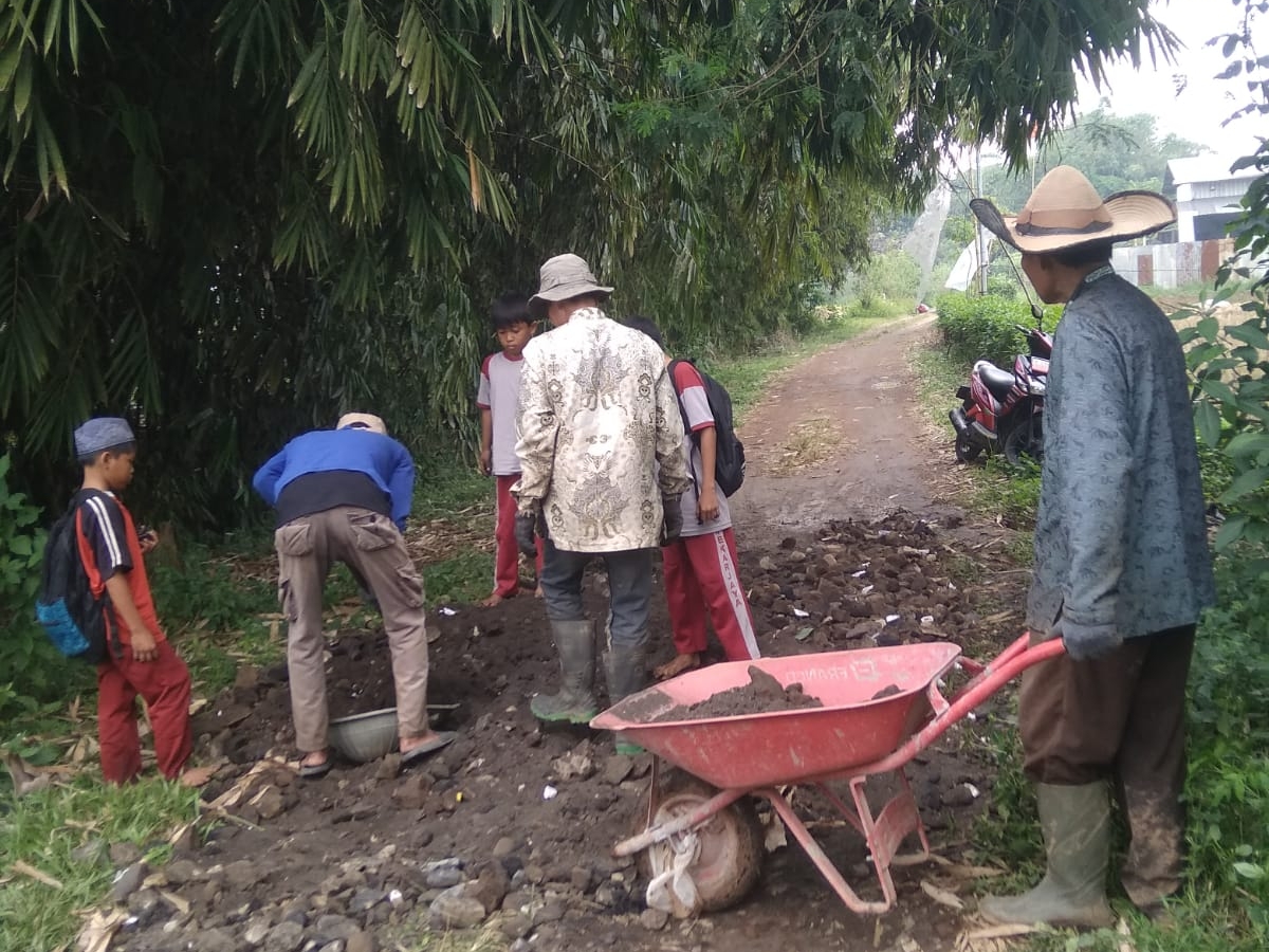PT Alloy Star Nusantara Bersama Warga Mekar Jaya Lakukan Perbaikan Jalan Menjelang HUT RI ke-80