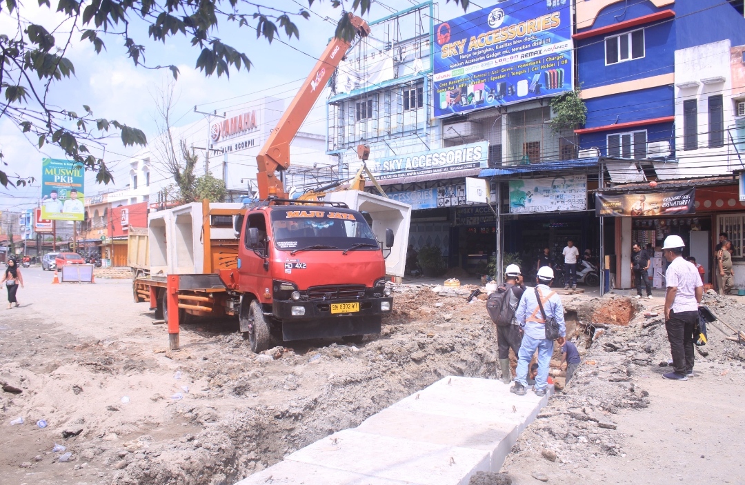 Drainase di Jalan Poros SM. Raja Dikeruk  Arus Kendaraan dari Arah Sigambal Dialihkan Sementara