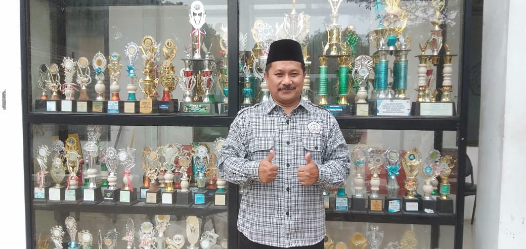 Menoreh Prestasi: Refleksi 10 Tahun Perjalanan SMP IT Hayatan Thayyibah Bersama Kepsek Sutrisno