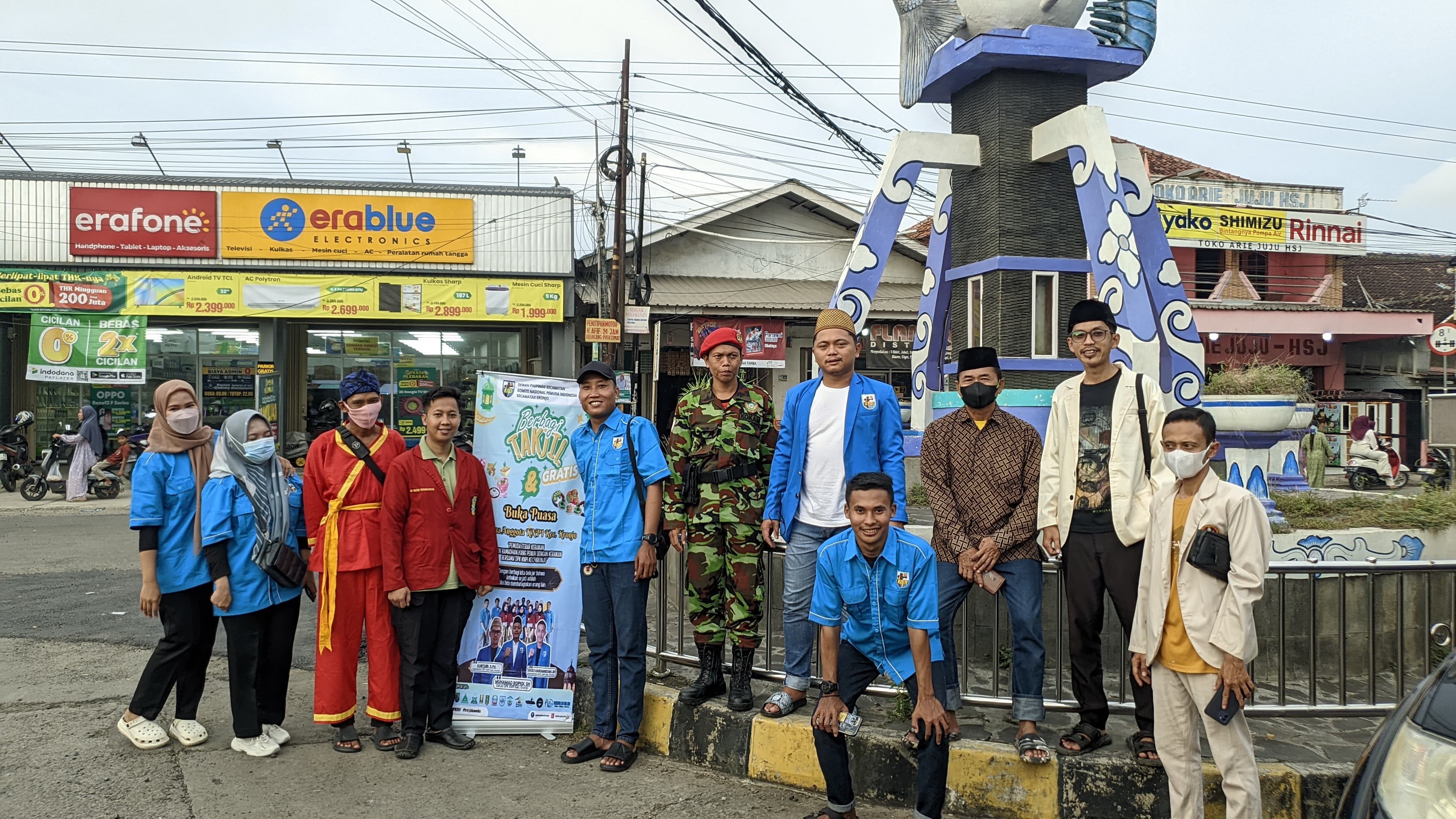 KNPI Kecamatan Kronjo Berbagi 500 Takjil di Bulan Ramadan