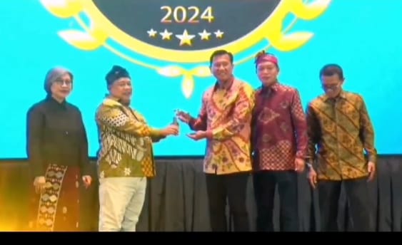 Membanggakan Dirut PT BPR Bank Daerah Karanganyar Raih The Best Regional Champion 2024 Dari The Asian Post