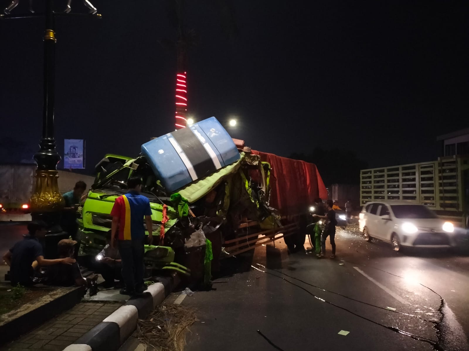Tabrakan Dua Truk di Jalan Alternatif Sentul, Satu Tersangkut di Pembatas Jalan