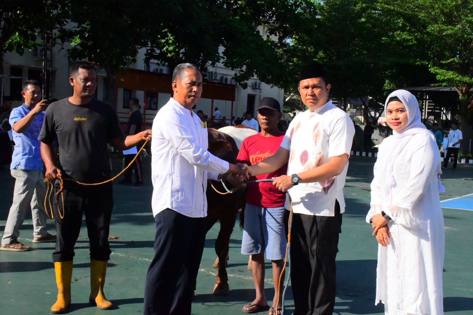 Kapolres Karanganyar Serahkan Hewan Qurban Secara Simbolis dalam Rangka Hari Raya Idul Adha 1446 H