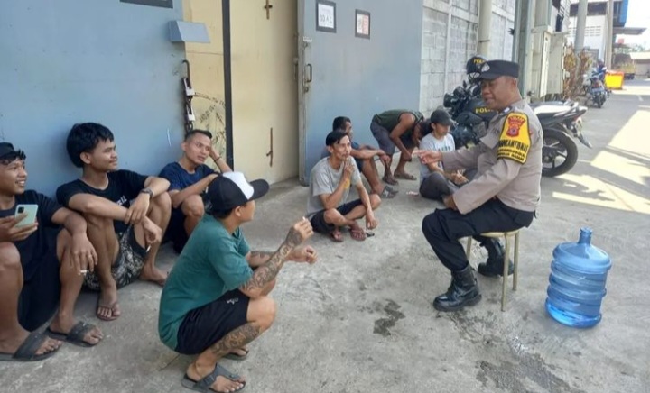 Bhabinkamtibmas Polsek Babakan Madang Polres Bogor Aiptu Endang Saputra Sambang kepada Warga