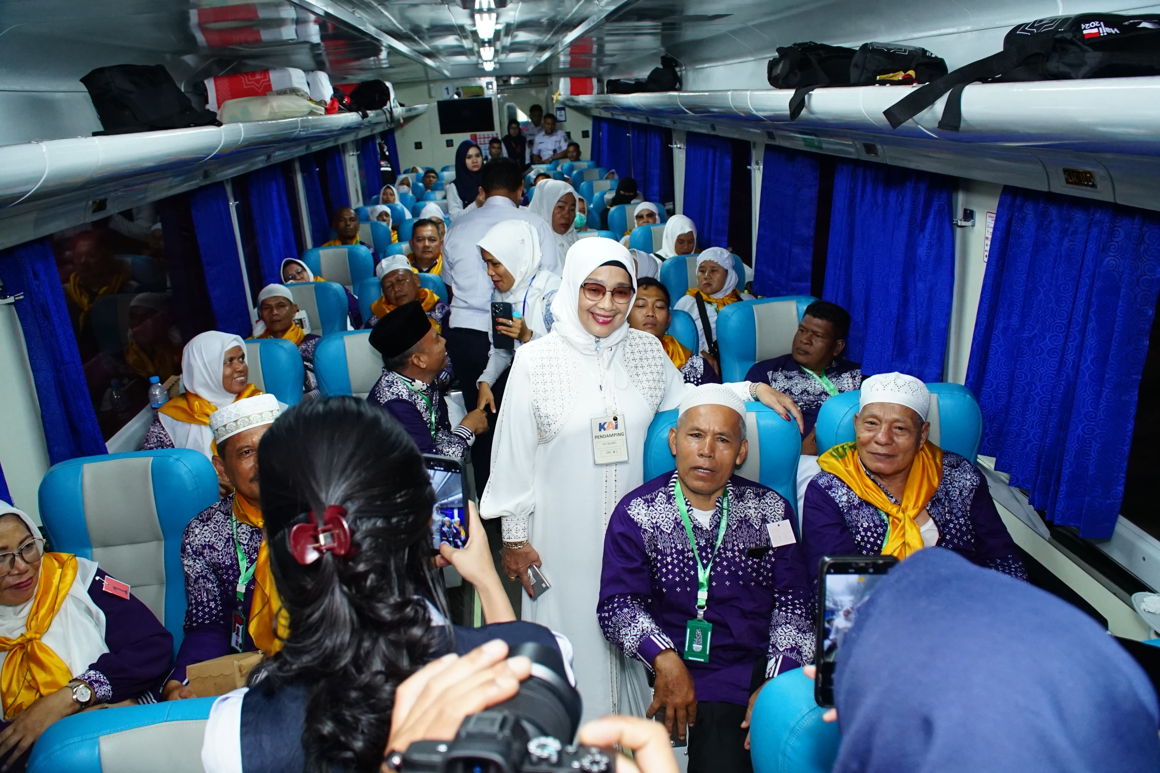 Plt. Bupati Labuhanbatu Dampingi Calon Jama'ah Haji Menuju Embarkasi 