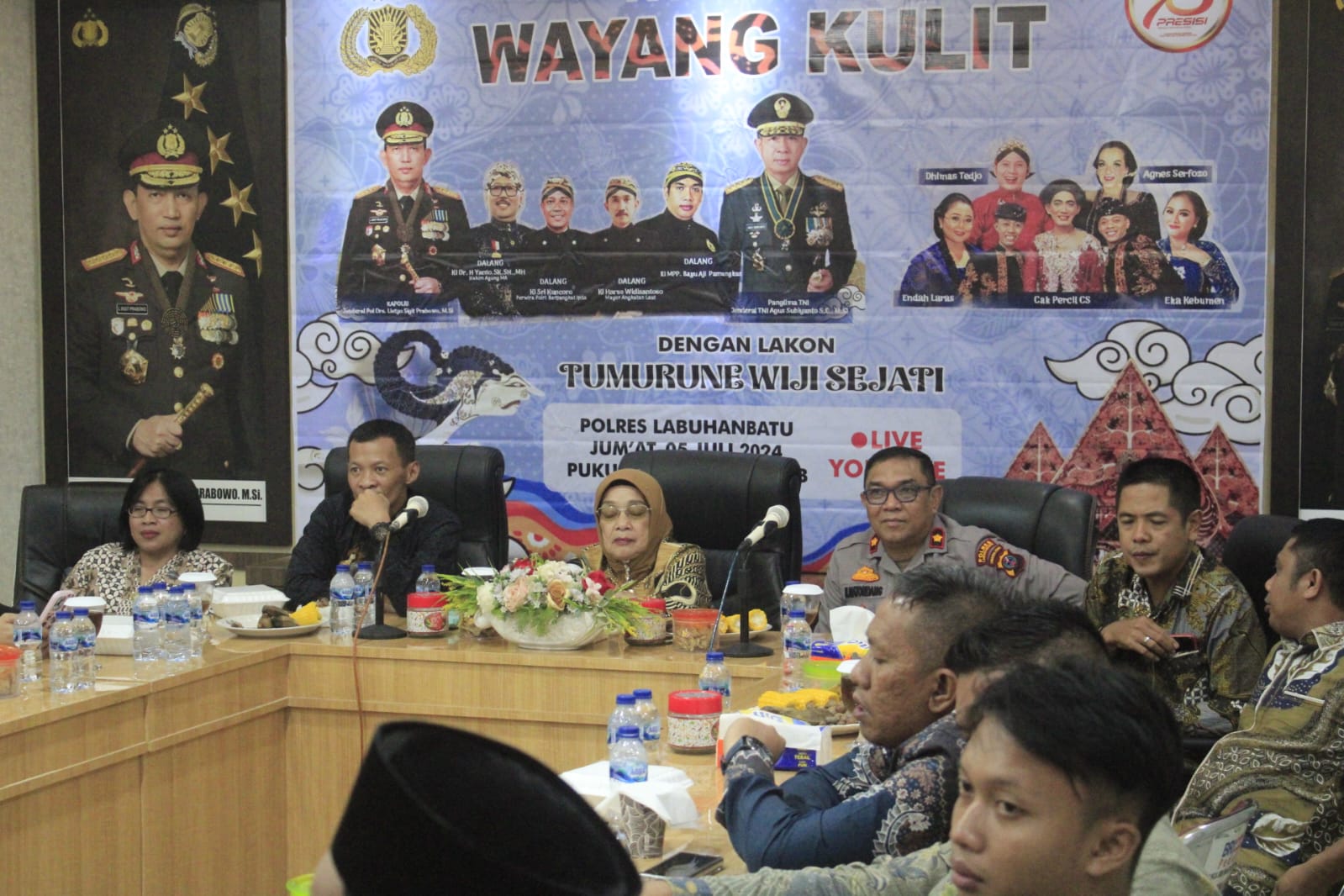 Plt. Bupati Saksikan Pagelaran Wayang Kulit dalam peringatan Hari Bhayangkara