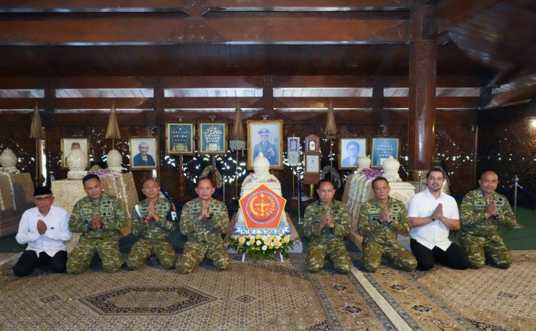 Pangdam IV/Diponegoro Dampingi Panglima TNI Ziarah ke Makam Jenderal Besar TNI (Purn) Soeharto di Giri Bangun