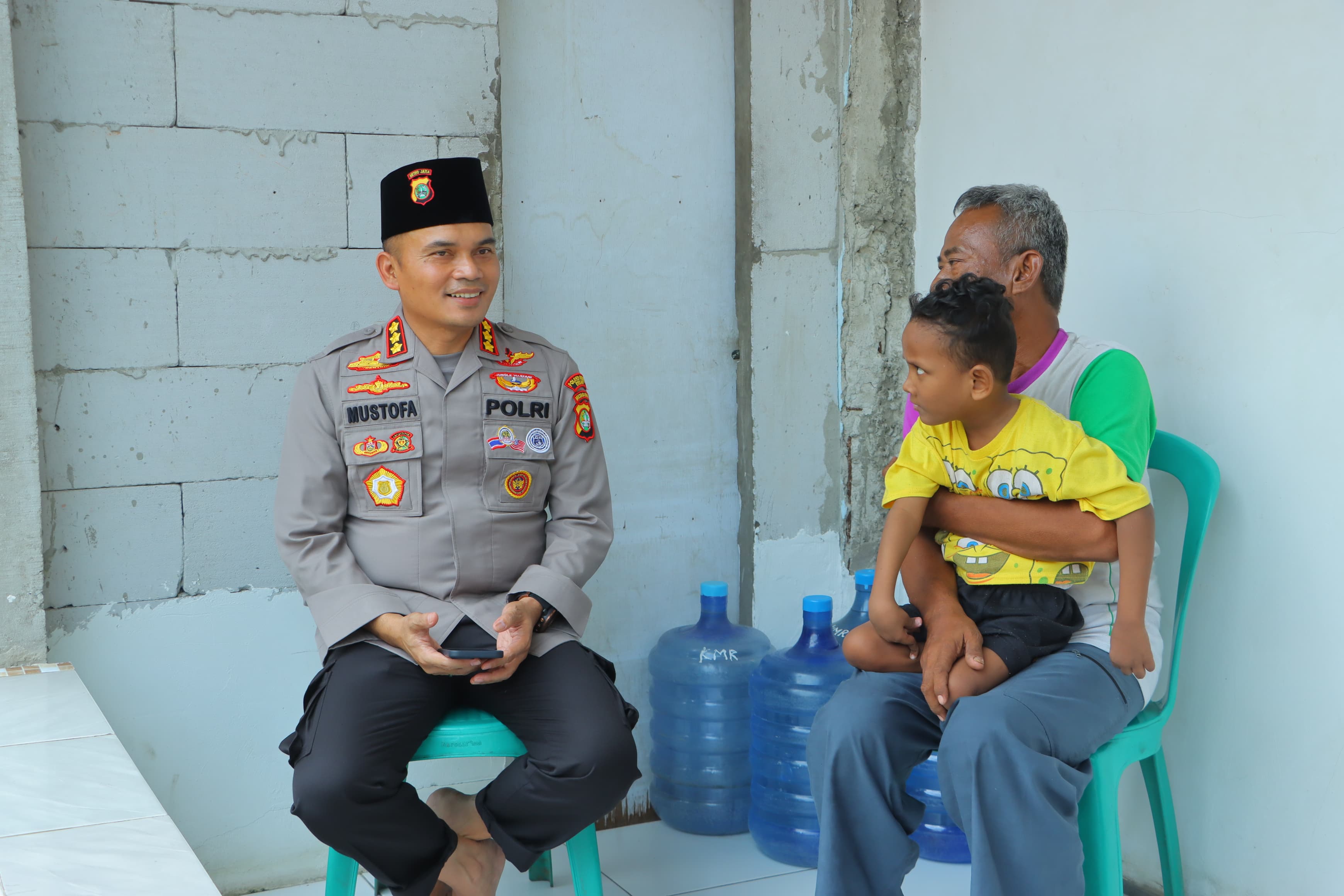 Polisi Beri Bantuan Kursi Roda untuk Penderita Celebral Palsy-Lansia di Bekasi dan Karawang