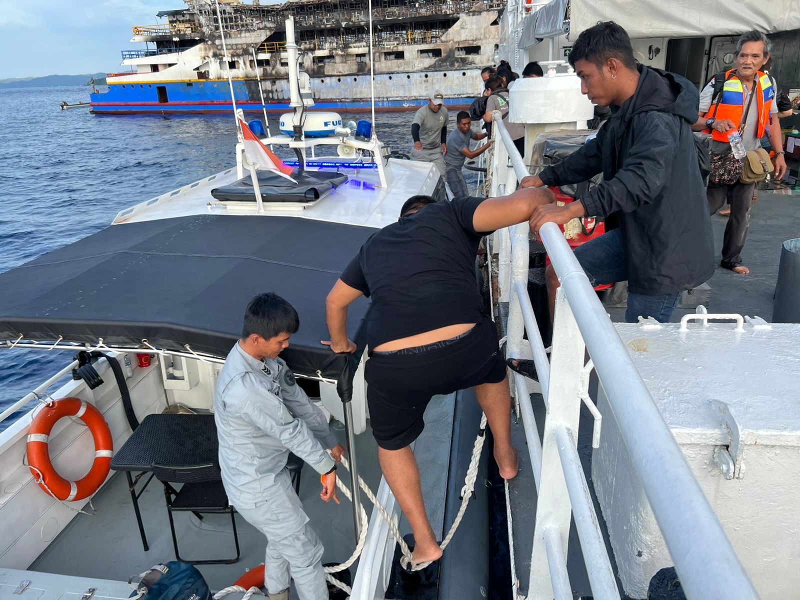 Bakamla RI Evakuasi Ratusan Korban Kebakaran KMP Barcelona 5 di Perairan Talise