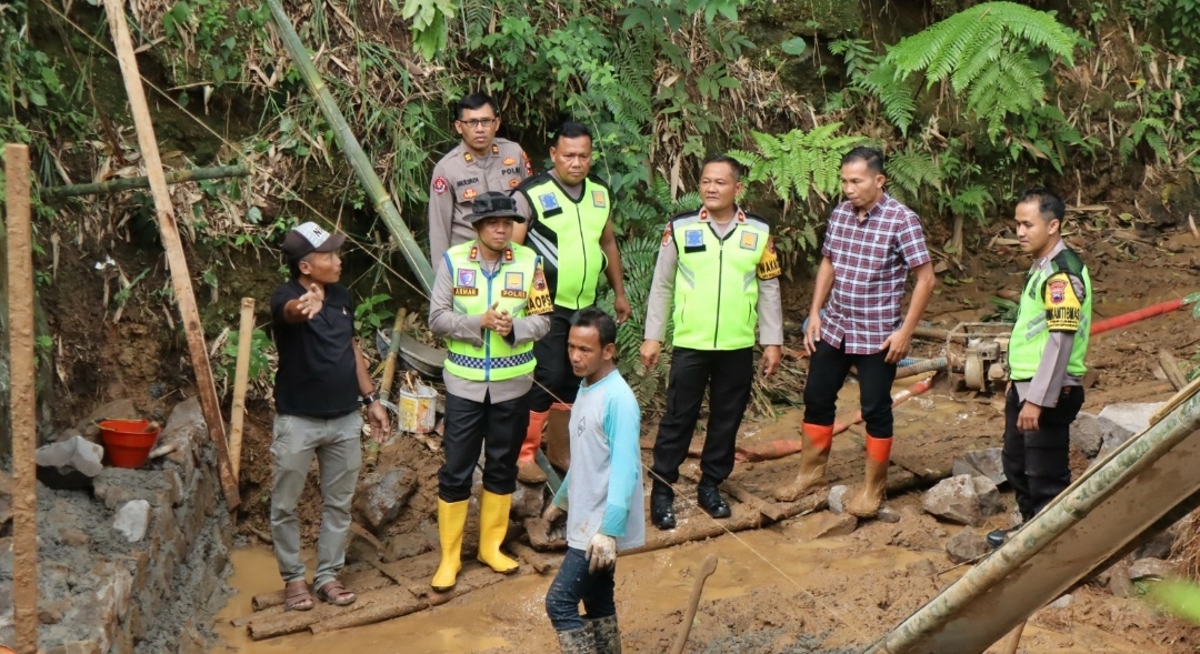 Harapan Baru Warga Tohkuning, Kapolres Letakkan Batu Pertama Pembangunan Jembatan Claket