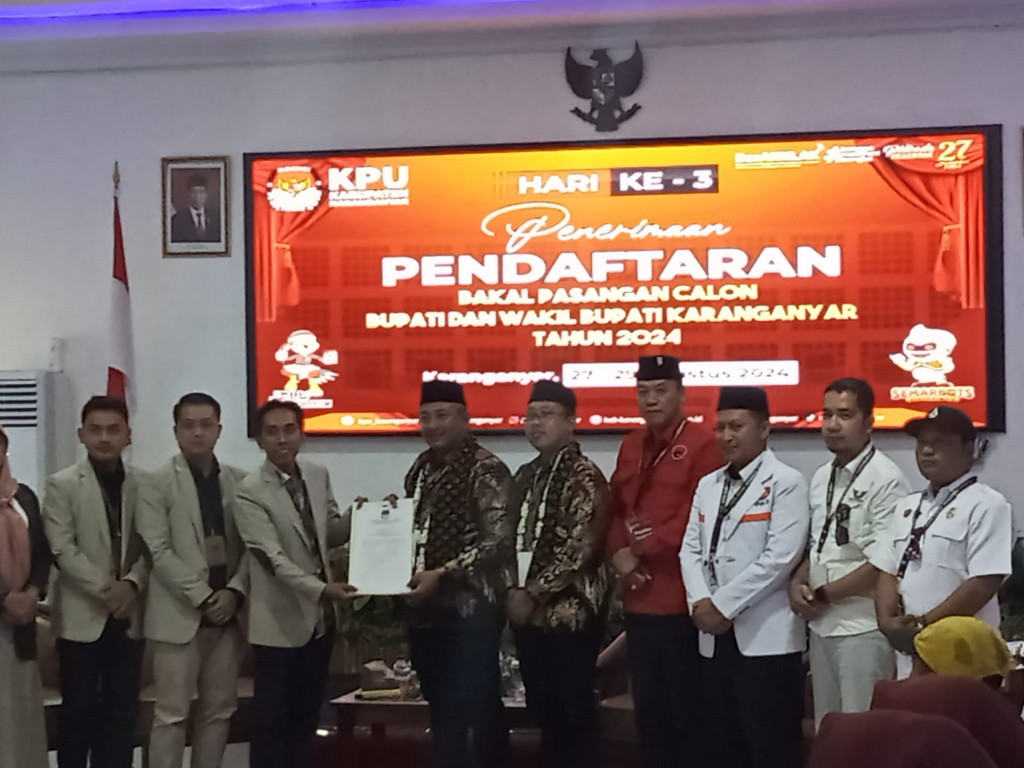 Paslon Bupati dan Wakil Bupati Rober Christanto dan Ade ELiana Mendaftar ke KPU Karanganyar