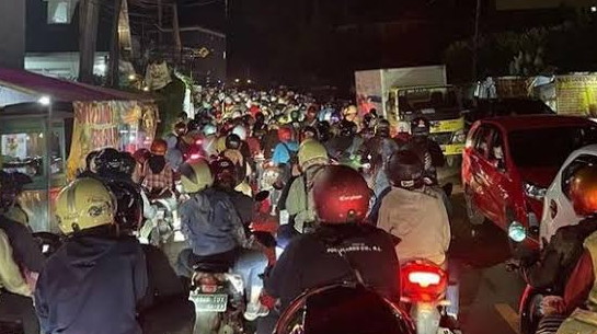 Jalur Puncak Bogor Macet Parah, Pengendara Hanya Bisa Pasrah