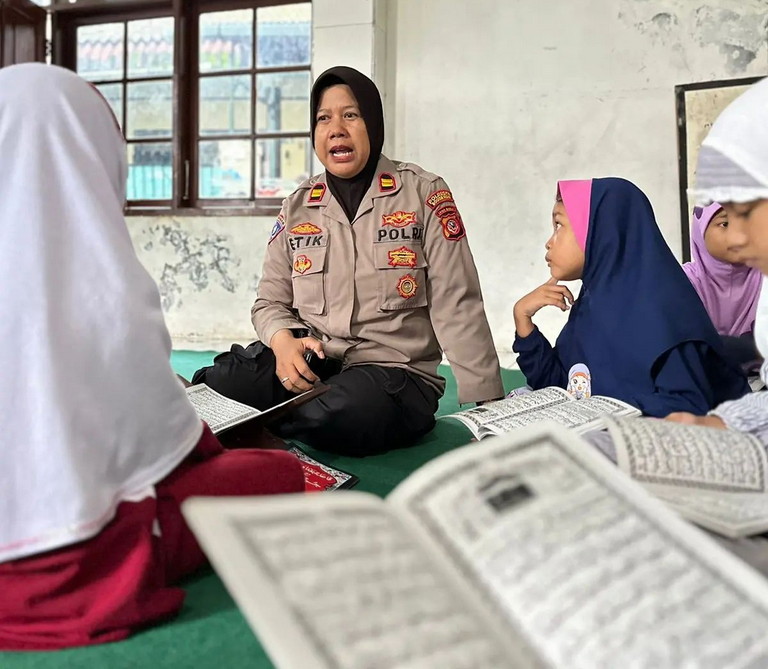 Ramadan Penuh Berkah, Polwan Polresta Bogor Kota Mengajar Mengaji