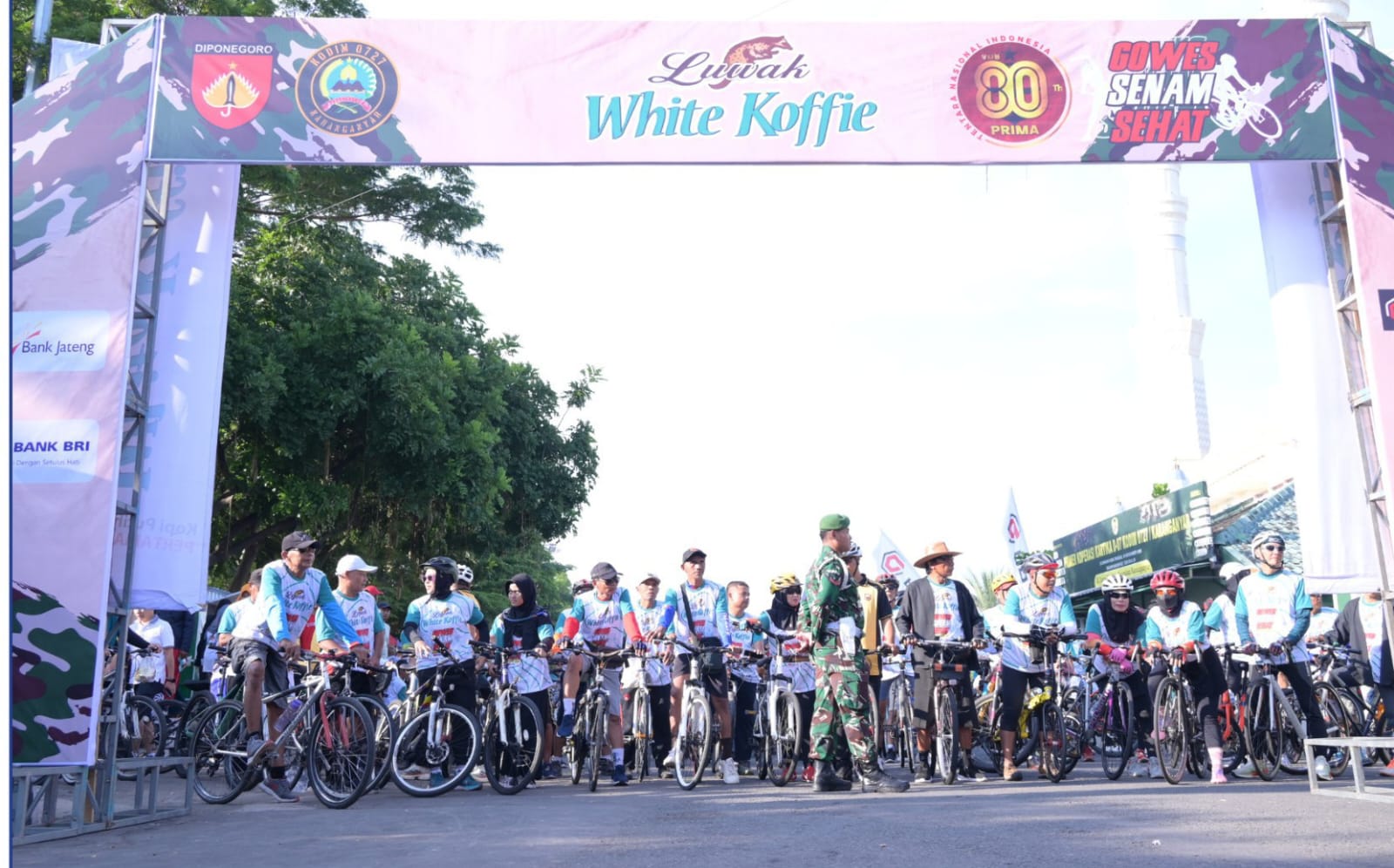 Bupati dan Wakil Bupati Karanganyar Lepas Peserta Gowes dan Jalan Sehat HUT ke-80 TNI