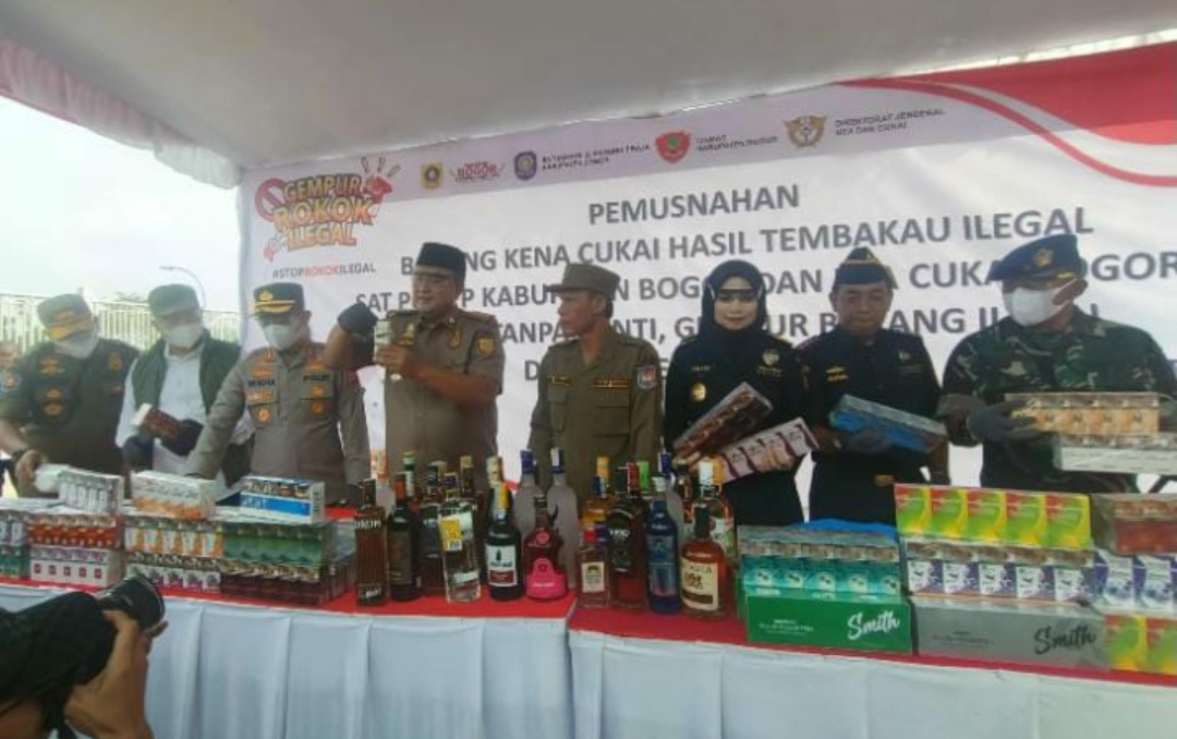 Pemusnahan Rokok Ilegal dan Miras Ilegal di Stadion Pakansari, Bupati Bogor Apresiasi Kolaborasi Lintas Sektor