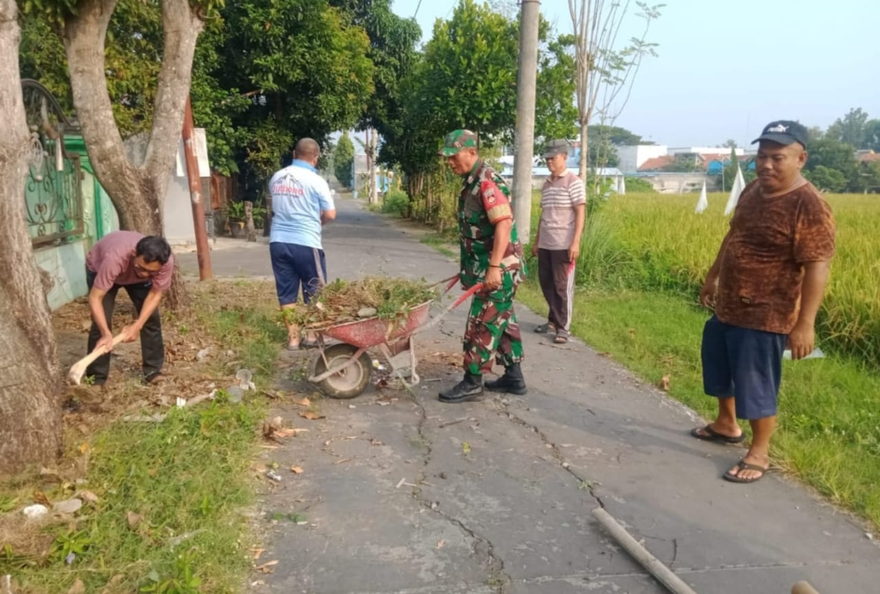 Babinsa dan Warga Kompak Lakukan Pembersihan Lingkungan