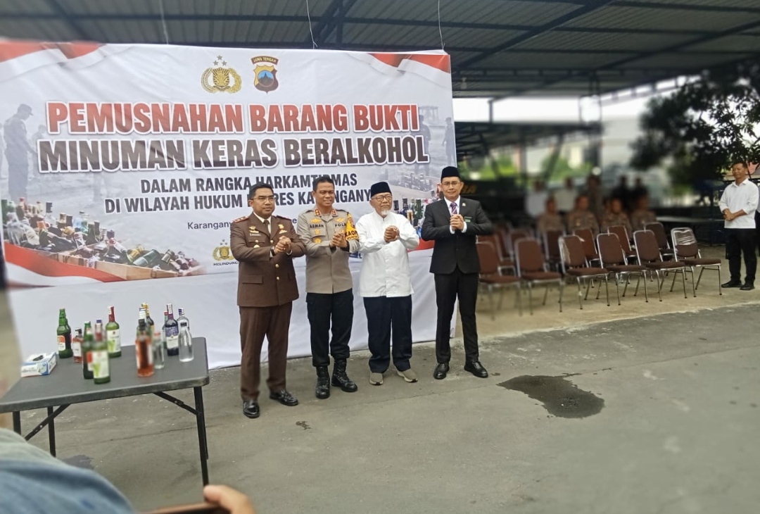 Polres Karanganyar   Musnahkan Ribuan Botol Miras, Lima orang Diamankan
