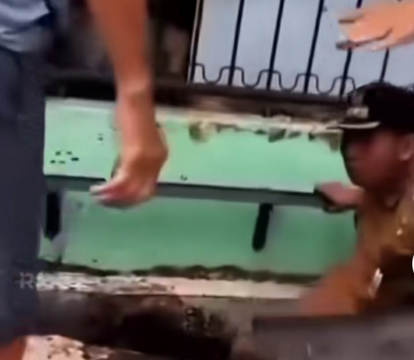 Viral! Lurah di Medan Terjungkal ke Parit Usai Didorong Warga Saat Tertibkan Polisi Tidur