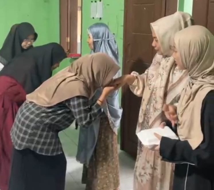 Istri Prof. Ali Jumashar Penemu Pupuk Organik Mikroba Google Berikan Santunan