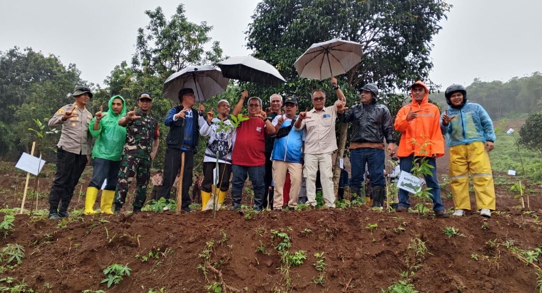 Antam UBPE Pongkor Dukung Program Hutan Kota di Nanggung, Salurkan Ribuan Bibit Pohon