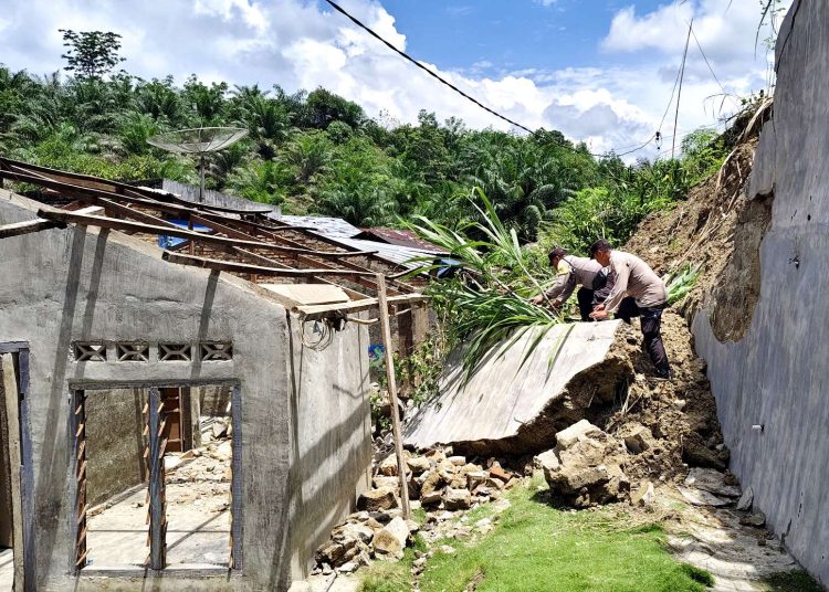 Hujan Deras Mengguyur Tanah Longsor Rusak 3 Unit Rumah, Polsek Serbelawan Sigap Melakukan Evakuasi
