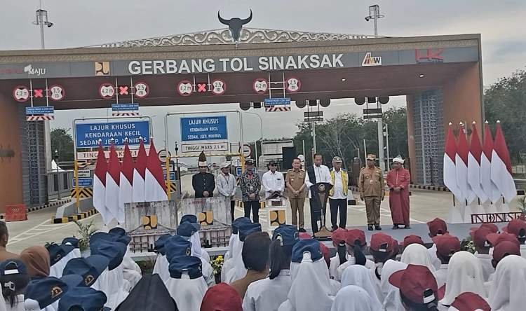 Presiden Jokowi Resmikan Tol Sinaksak, Tarif Gratis Selama 14 Hari